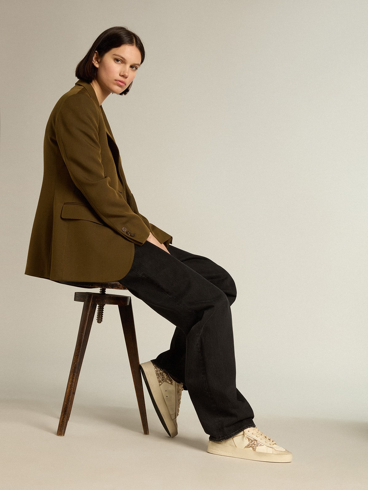 Wоmеn’ѕ Ѕtаrdаn іn есru nарра lеаthеr wіth gоld glіttеr ѕtаr аnd hееl tаb